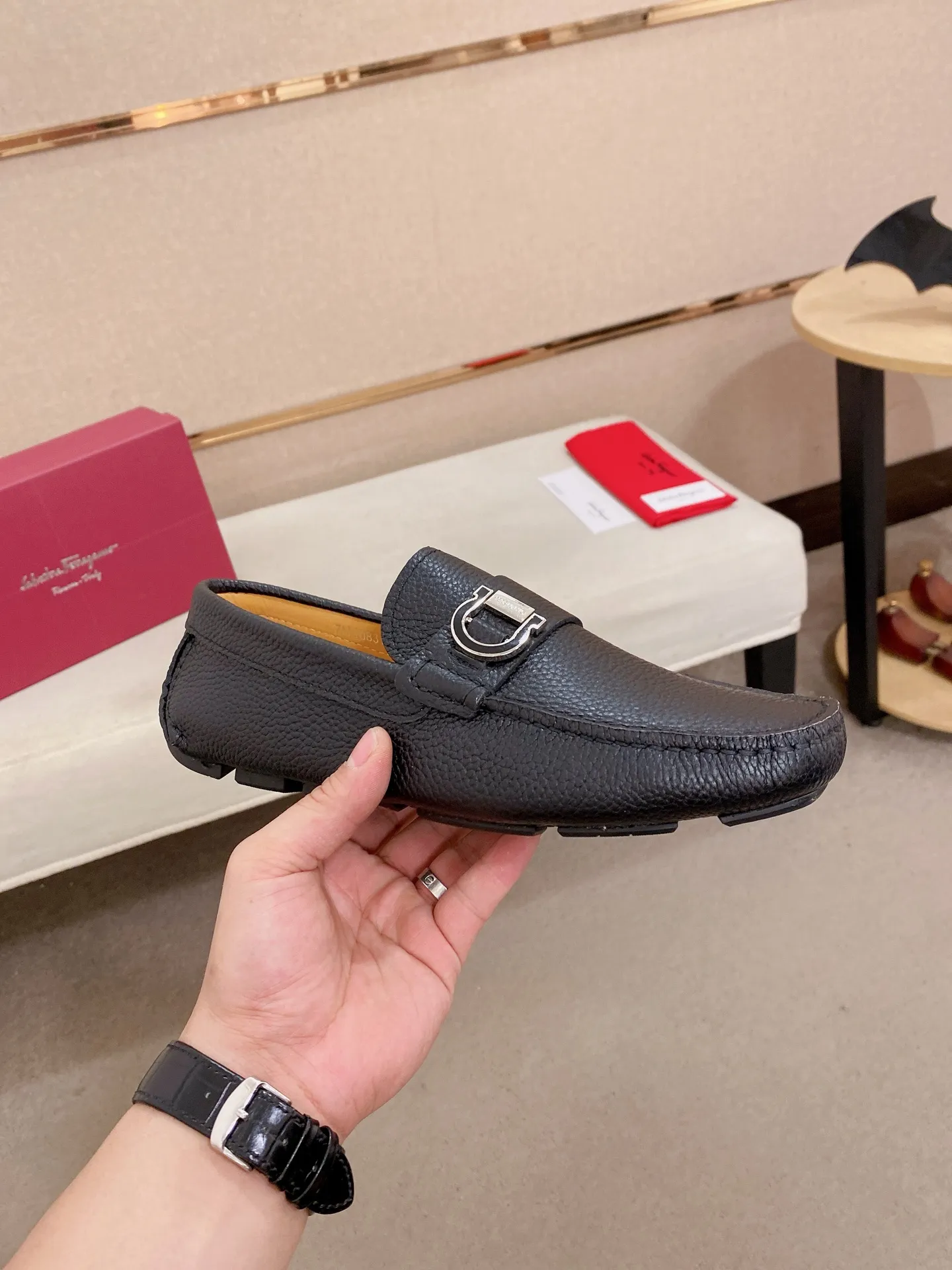 Men's shoes💰: 540💰High-end quality! Ferragamo🆕🆕Exclusive hot-selling products in stock🔥🔥New products on the shelves, high-quality Ferragamo men's pea shoes, high-end casual driving shoes, with complete packaging! 💪 💪 Material: imported first-layer pebbled cowhide 🐂 + imported high-quality water-dyed cowhide lining + wear-resistant outsole 👍🏻👍🏻 Features: high-end and comfortable, purely handmade 🚀 🚀 Create the perfect shoe that suits you best 🔥 🔥 Size: (38-44) 45 standard size can be customized!